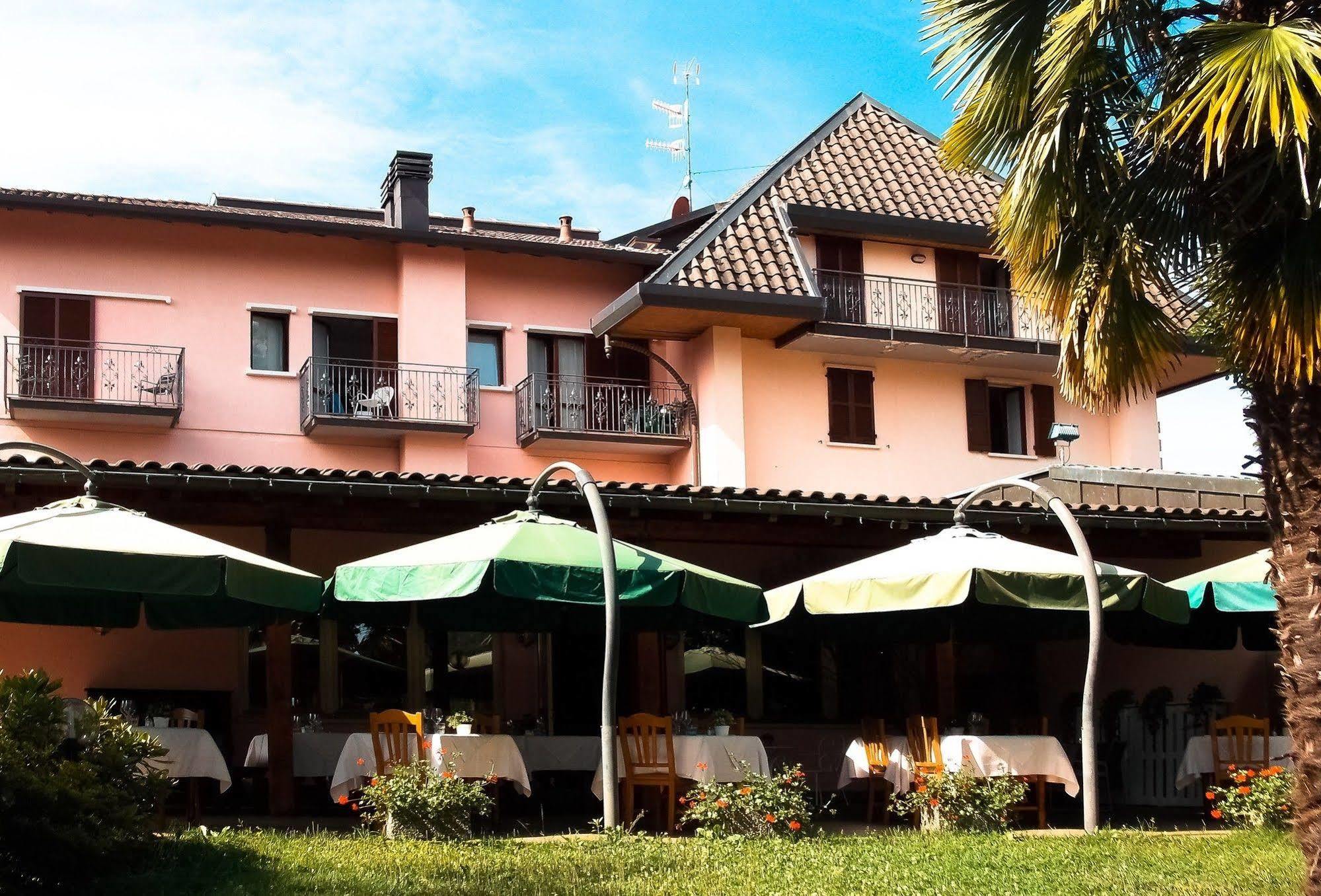 Hotel Alpino Cuasso Al Monte Exterior foto